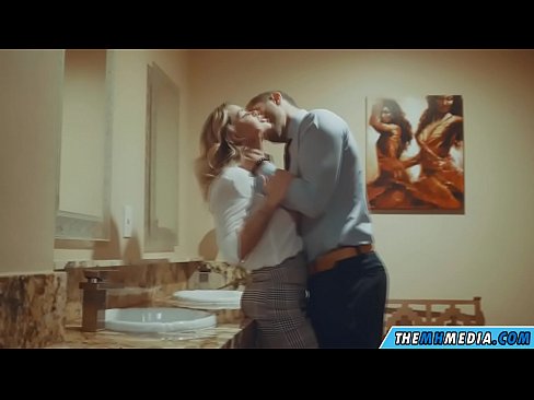 ❤️ ໃນເວລາທີ່ຜິວເນື້ອສີຂາວ busty seduces ທ່ານຢູ່ໃນຫ້ອງນ້ໍາສາທາລະນະ ❤️ ຮູບໂປ້ຍາກ ຢູ່ພວກເຮົາ ❌❤